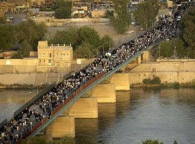 Dòng người hành hương Shia vượt qua cây cầu nối Azamiyah với phía bắc thủ đô Baghdad.